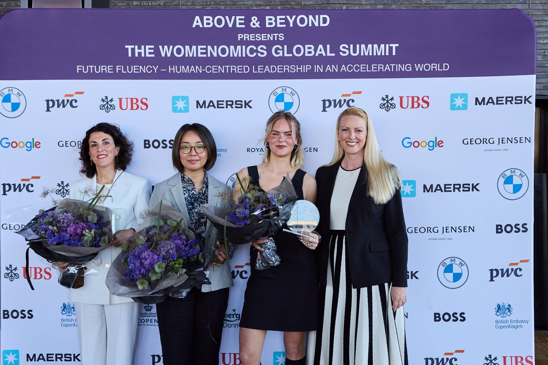 Above & Beyond – Womenomics Global Summit – messestand og roll-up til event & summit (billede 1 af 5) – leveret af Jeddie.dk