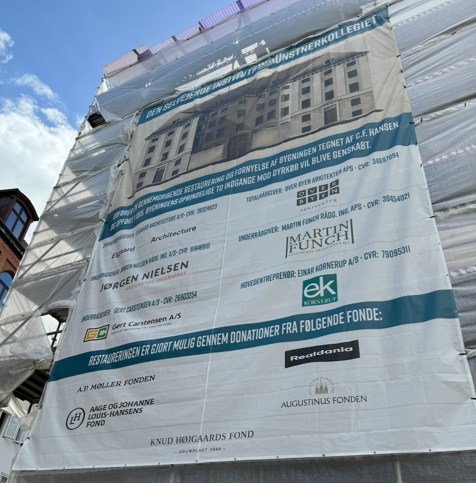 Bannercase for Kunstnerkollegiet – Gigant stilladsbanner på facade