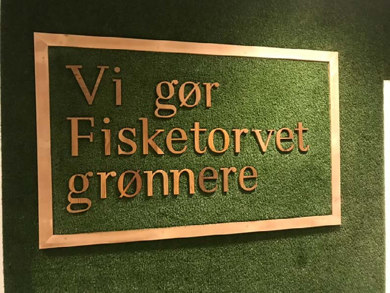 Specialproduktion for Fisketorvet – Grøn væg i kunstgræs med udfræste bogstaver