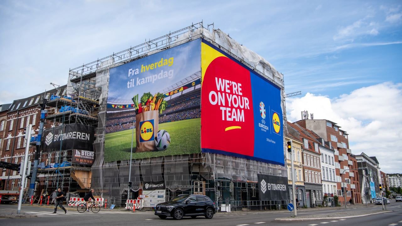 Stillads med mesh banner