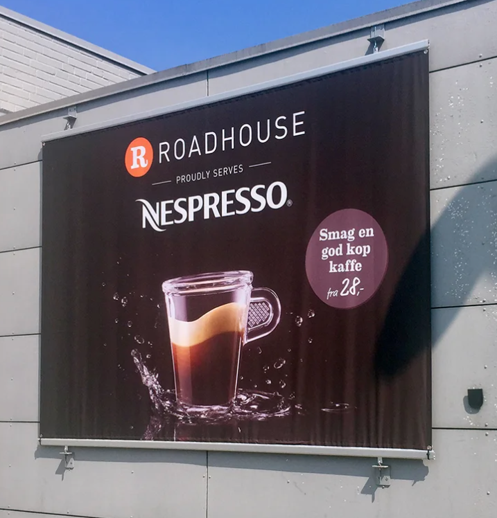 Facadebanner – Roadhouse / Nespresso