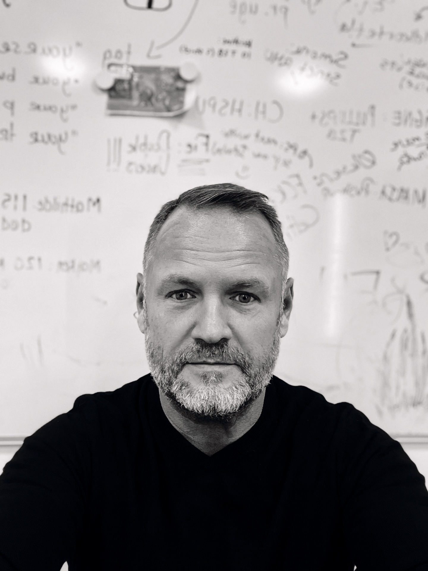 John Eddie Møller – Indehaver af Jeddie.dk, specialist i folie og skilte med 25+ års erfaring