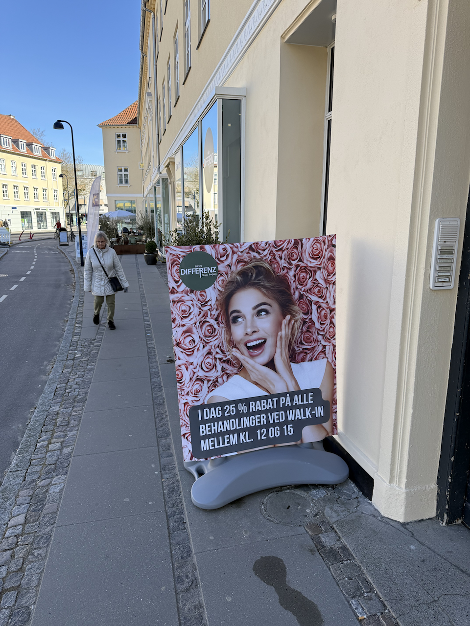 Frontlit skiltepose trukket over fortovsskilt