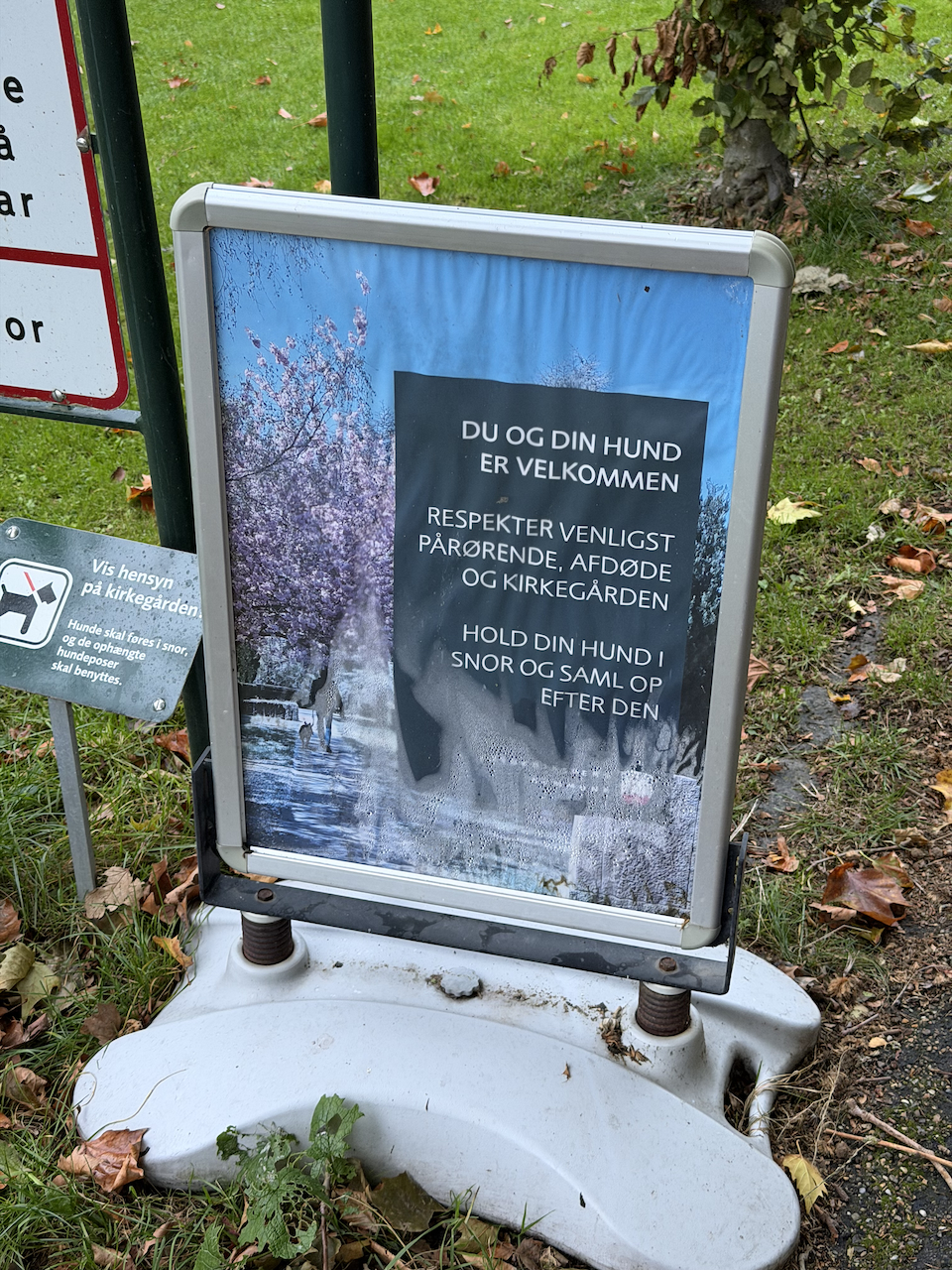 Slidt gadeskilt med fugtig plakat