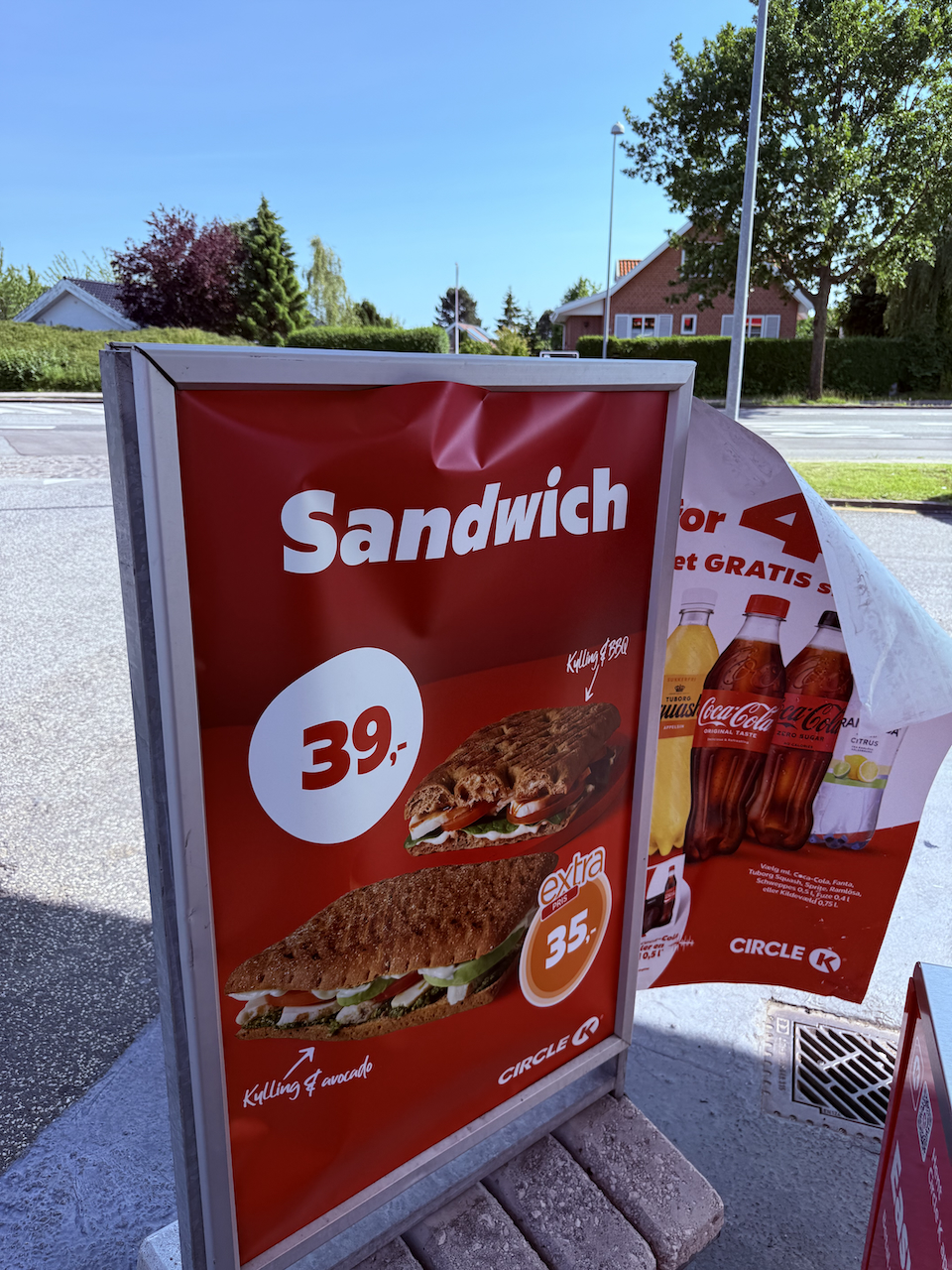 Gammelt fortovsskilt med beskadiget poster