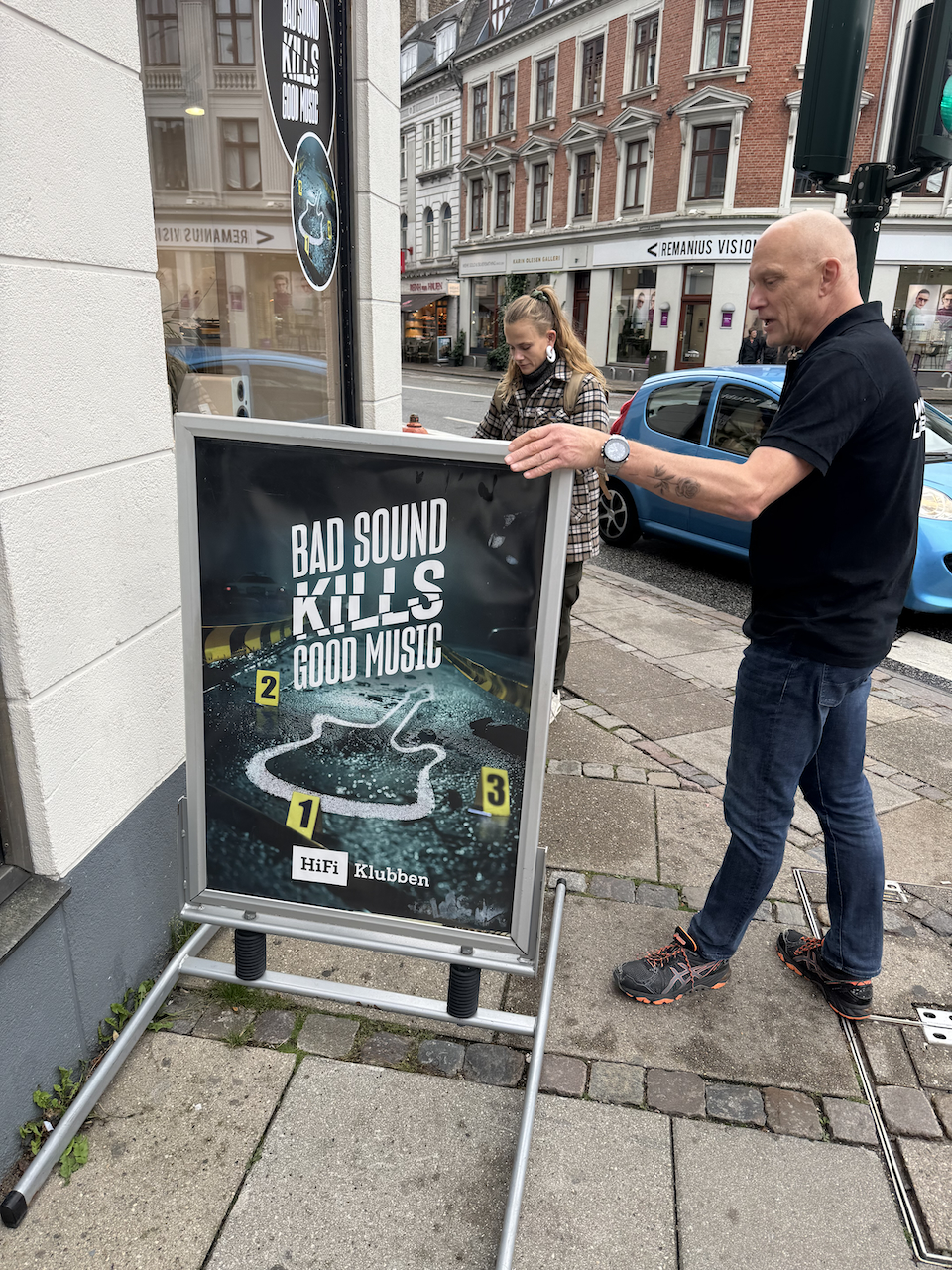 Reklameskilt med slidt plakat