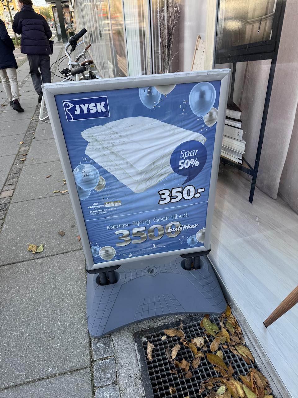 Fortovsskilt med beskadiget kampagneposter